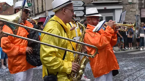 FETE A SAUGUES : manèges, animations et chars fleuris